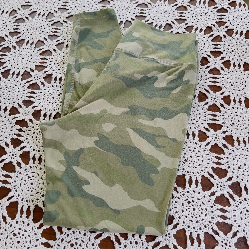 Old Navy green camo extra high rise go dry leggings.  L